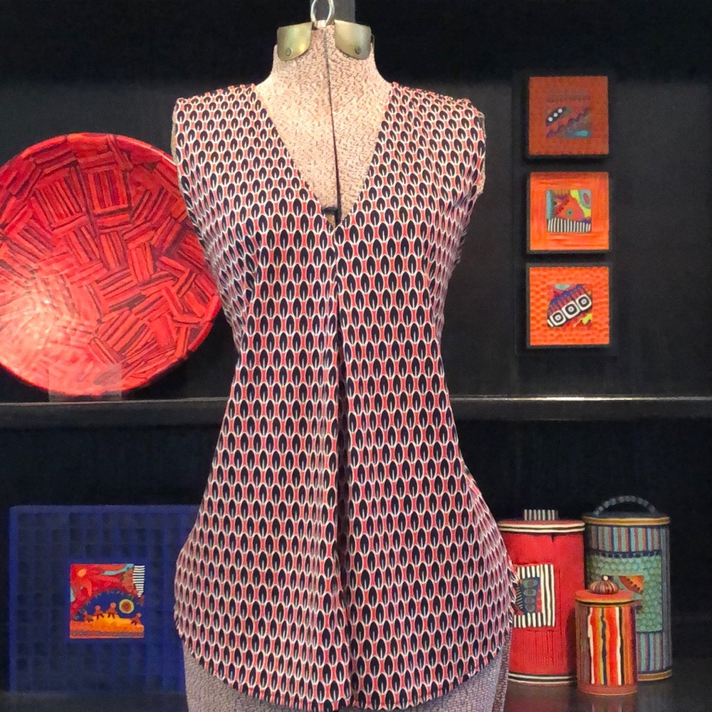 Ann Taylor Red, Navy And White Print Sleeveless Top With V-neck And Front Pleat